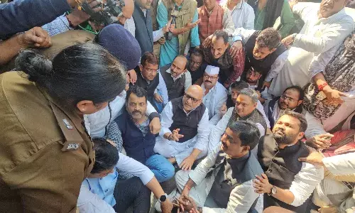 संबल जाने से रोके जाने पर यूपी कांग्रेस अध्यक्ष और पुलिस में झड़प, सामने आया वीडियो…