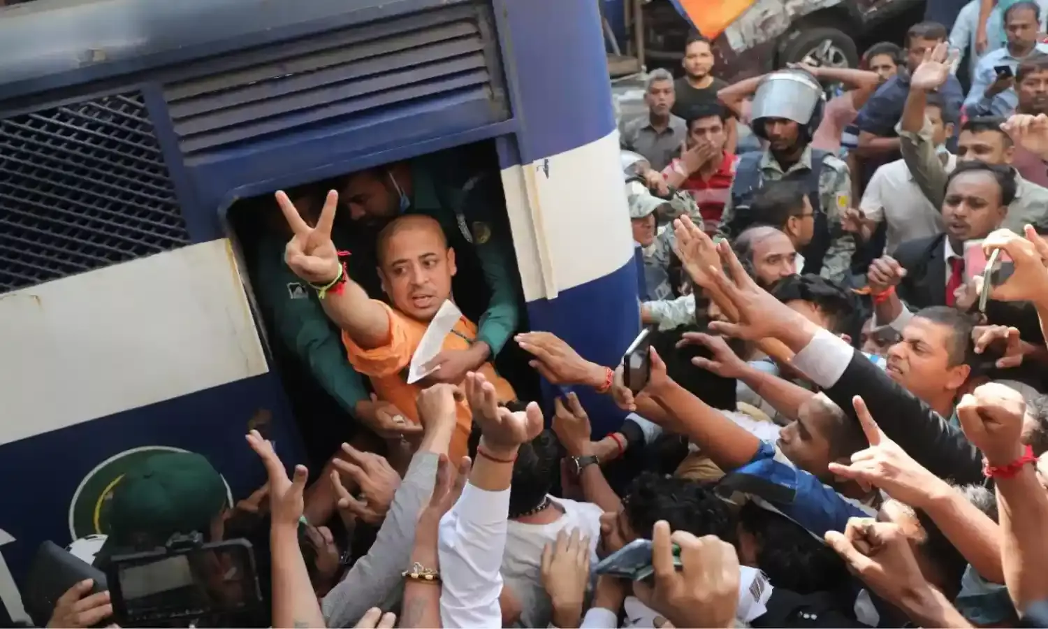 चिन्मय दास का केस लेने को तैयार नहीं कोई वकील, जमानत के लिए अब करना होगा लंबा इंतजार