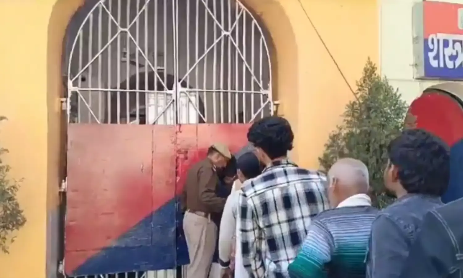 मुरादाबाद के जेलर और डिप्टी जेलर सस्पेंड, संभल के आरोपियों की सपा नेताओं से कराई थी मुलाकात