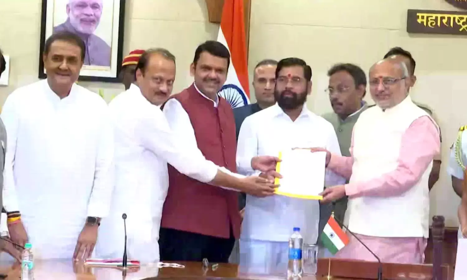 महायुति गठबंधन ने सरकार बनाने का दावा किया पेश, राज्यपाल से मिले देवेंद्र फडणवीस महायुति गठबंधन ने सरकार बनाने का दावा किया पेश, राज्यपाल से मिले देवेंद्र फडणवीस