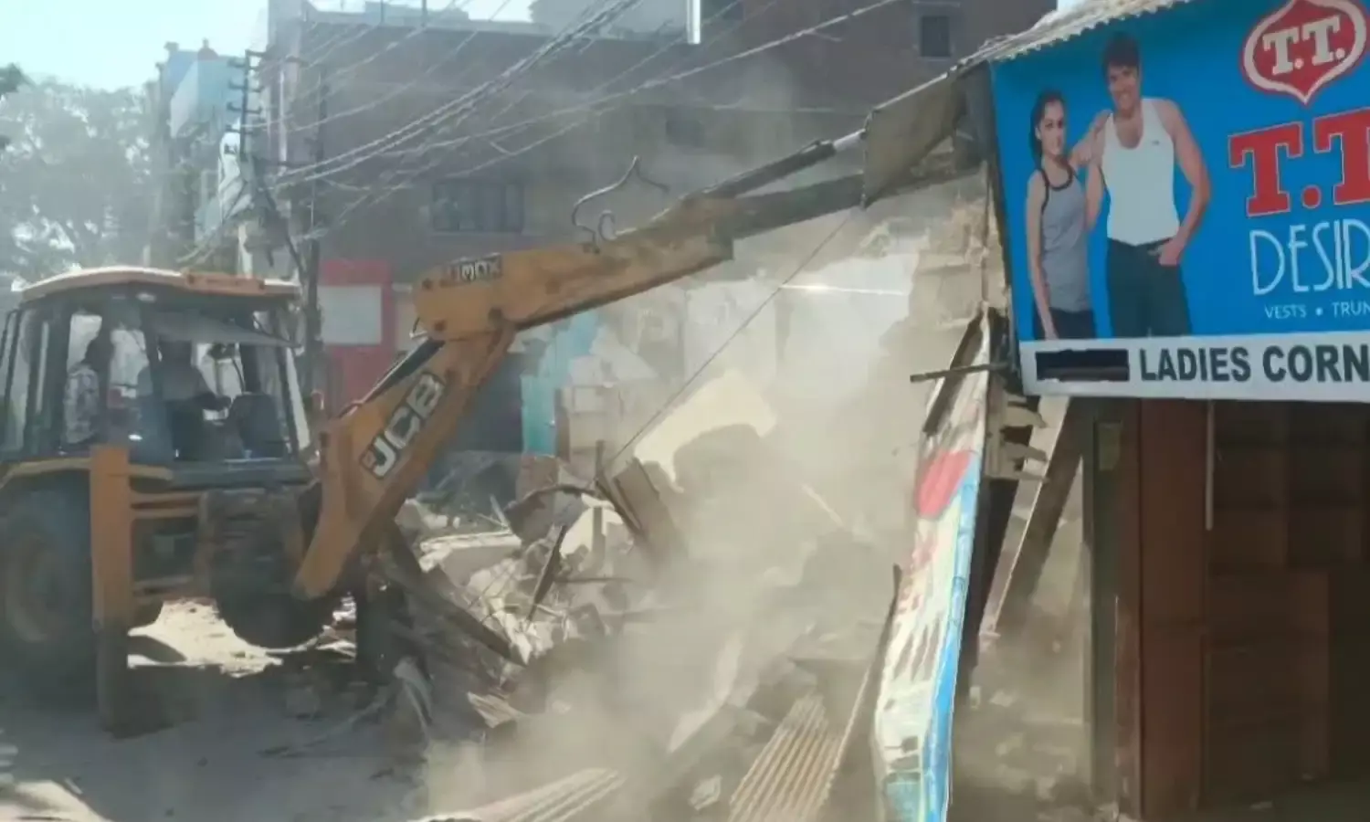 संभल में हिंसा के बाद अब बुलडोजर कार्रवाई, प्रशासन ने चंदौसी में बुल्डोजर से तोड़ी 12 अवैध दुकानें…