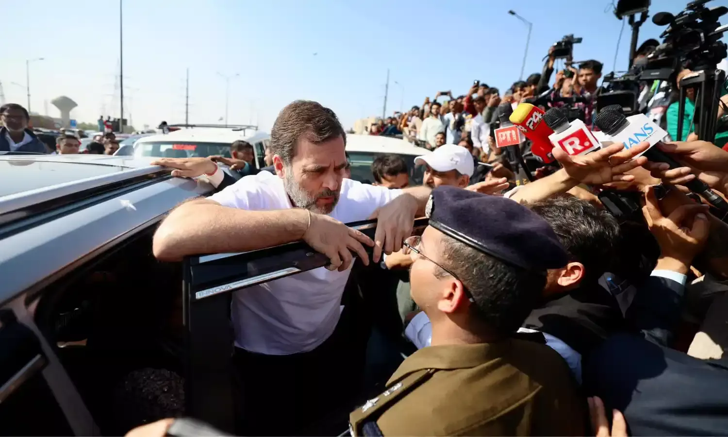 बुलडोजर बाबा की नो एंट्री से 2 घंटे जूझने के बाद बैरंग लौटे राहुल-प्रियंका...