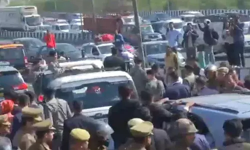 राहुल गांधी और प्रियंका गांधी वापस लौटे दिल्ली, प्रशासन ने नहीं सुनी अपील