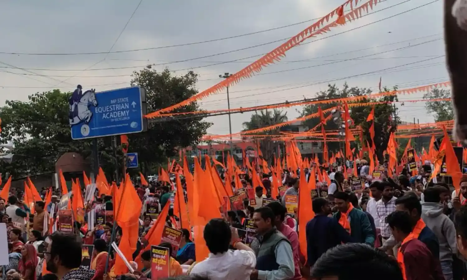 सकल हिंदू समाज के प्रदर्शन में जुटी भारी भीड़, आधे दिन बाजार भी बंद