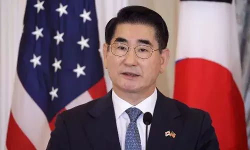 मार्शल लॉ लागू होने के बाद सड़कों पर उतरें लोग, जनता से मांफी मांग रक्षा मंत्री ने दिया इस्तीफ़ा