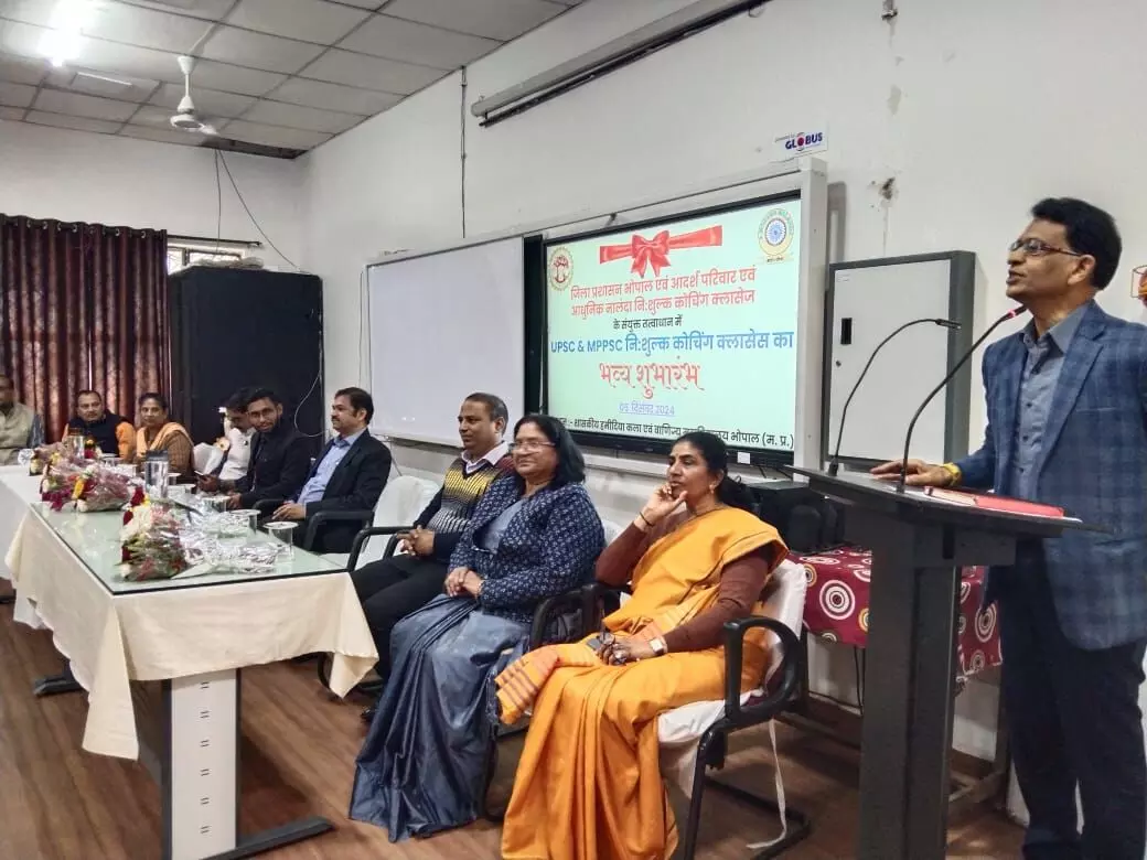 विशिष्ट अतिथि एवं रिटायर्ड विशेष पुलिस महानिदेशक मुकेश जैन