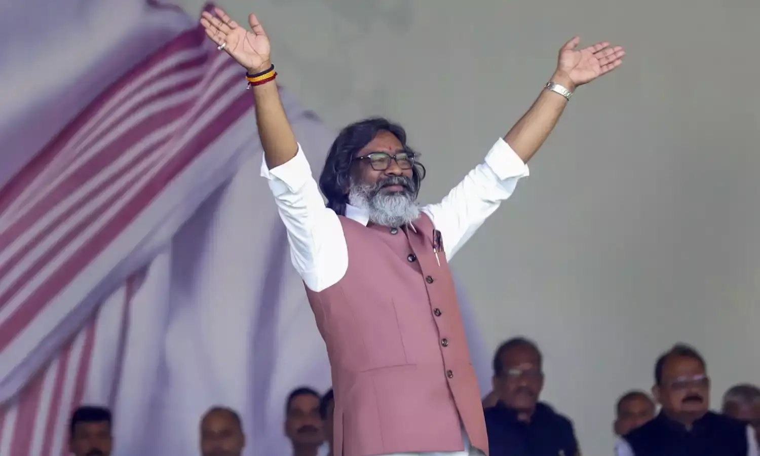 हेमंत सोरेन सरकार का कैबिनेट विस्तार, कांग्रेस के राधा कृष्ण किशोर समेत JMM के स्टीफन मरांडी ने ली शपथ हेमंत सोरेन सरकार का कैबिनेट विस्तार, कांग्रेस के राधा कृष्ण किशोर समेत JMM के स्टीफन मरांडी ने ली शपथ