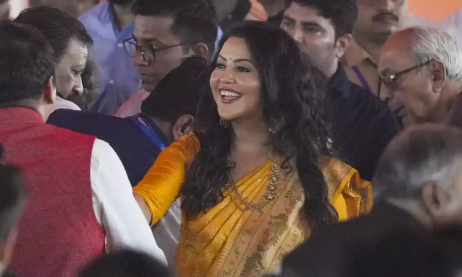 देवेंद्र फडणवीस से भी ज्यादा कमाती हैं उनकी पत्नी अमृता, जानिए कैसे शुरू हुई थी दोनों की प्रेम कहानी? देवेंद्र फडणवीस से भी ज्यादा कमाती हैं उनकी पत्नी अमृता, जानिए कैसे शुरू हुई थी दोनों की प्रेम कहानी?