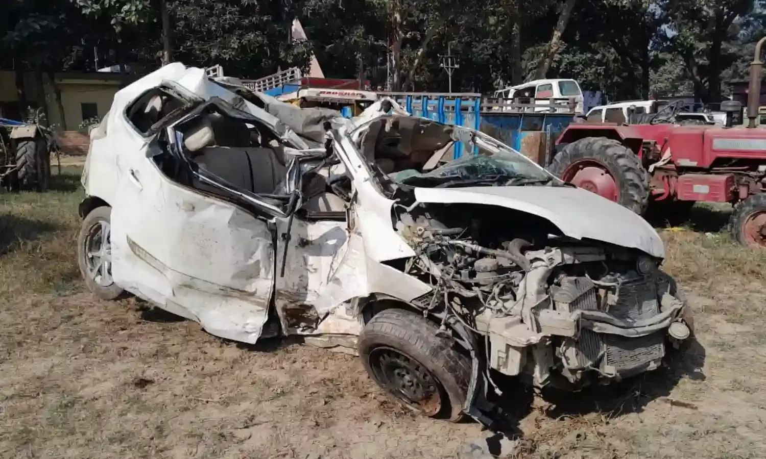 भीषण सड़क घटना में दुल्हन के पिता सहित छह लोगों की मौत, चार गंभीर रूप घायल…