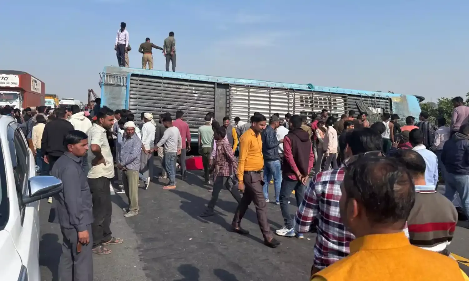 लखनऊ-आगरा एक्सप्रेस वे पर बड़ा हादसा, डबल डेकर बस ट्रक से टकराकर पलटी, 6 की मौत