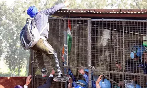 सीरिया में रह रहे भारतीयों के लिए भारत सरकार ने जारी की एडवाइजरी, कहा - जितनी जल्दी हो देश... सीरिया में रह रहे भारतीयों के लिए भारत सरकार ने जारी की एडवाइजरी, कहा - जितनी जल्दी हो देश...