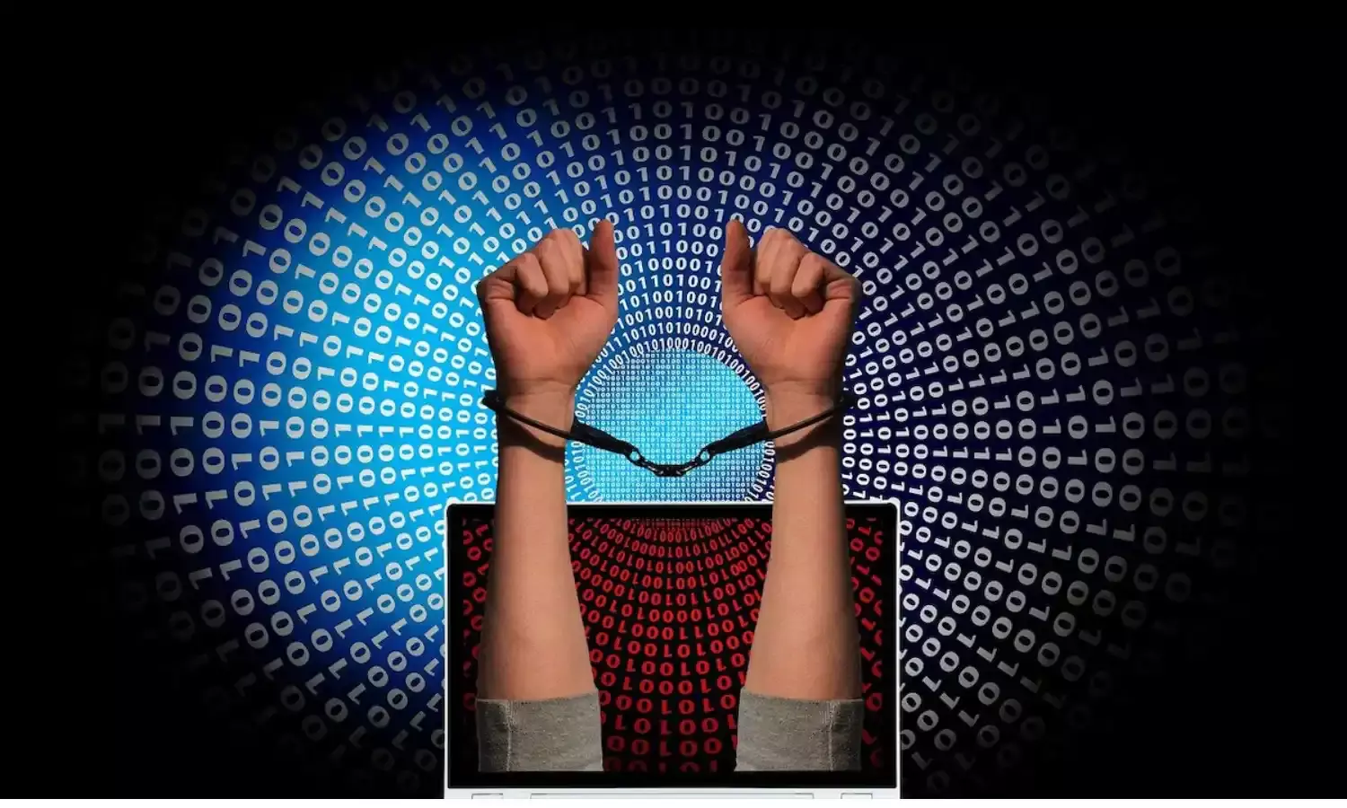 सनी लियोनी के नाम पर युवक ले रहा था पैसे, पुलिस ने किया गिरफ्तार, बंद कमरे में पूछताछ जारी