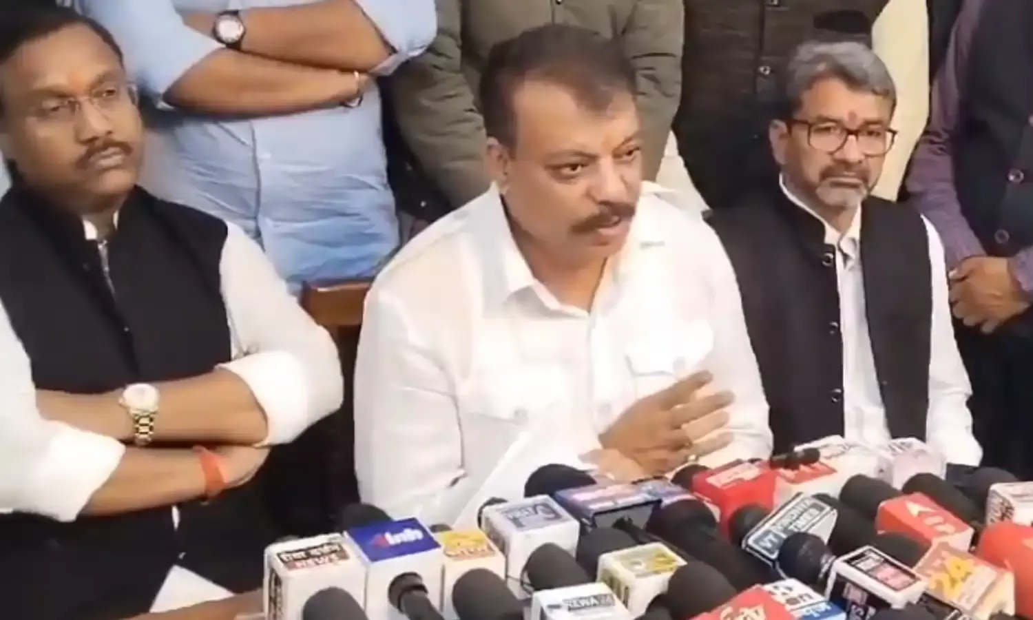 नेता प्रतिपक्ष उमंग सिंघार का विवादित बयान, कहा - भाजपा नेताओं के गुलाम अधिकारियों को तेल की शीशी देंगे