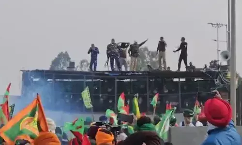 किसान और पुलिस आमने - सामने, आंसू गैस के गोलों से प्रदर्शनकारियों को खदेड़ा