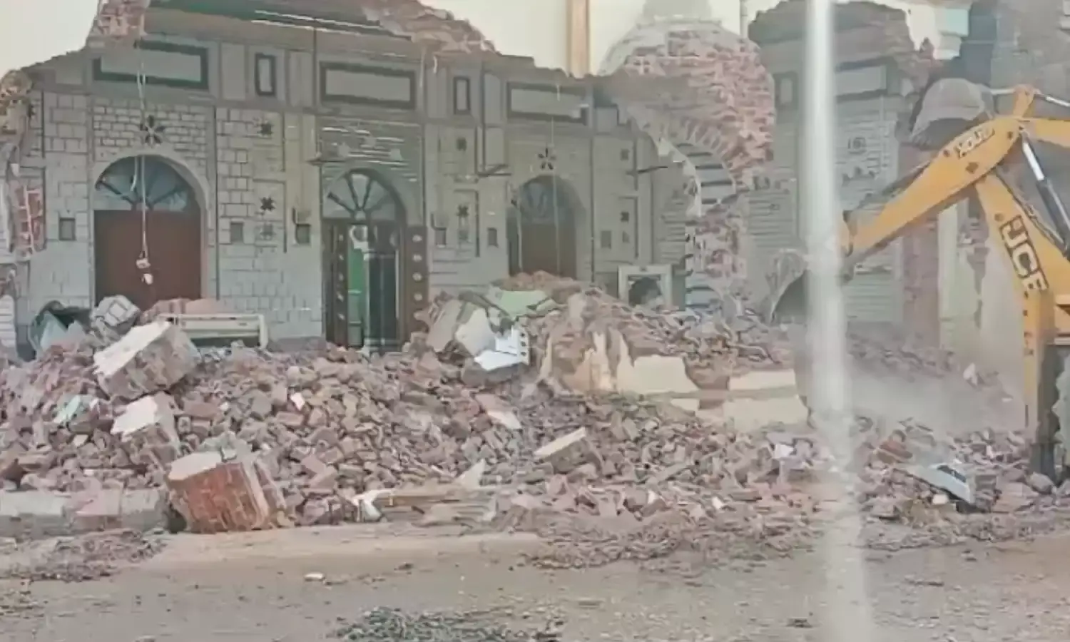 फतेहपुर की 180 साल पुरानी नूरी जामा मस्जिद पर चला बुलडोजर, जानिए वजह