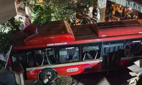 कुर्ला में बस ने मचाई तबाही, एक साथ कई वाहनों और लोगों को कुचला, 4 की मौत, 25 से अधिक घायल कुर्ला में बस ने मचाई तबाही, एक साथ कई वाहनों और लोगों को कुचला, 4 की मौत, 25 से अधिक घायल