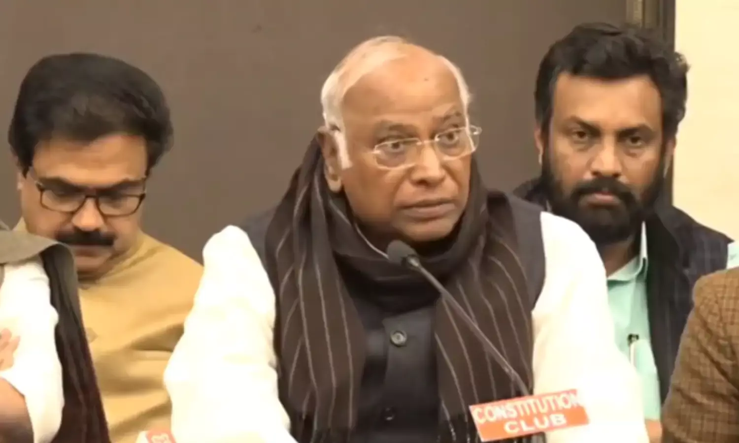 हेडमास्टर की तरह स्कूलिंग करते हैं सभापति जगदीप धनखड़...मल्लिकार्जुन खड़गे ने साधा निशाना