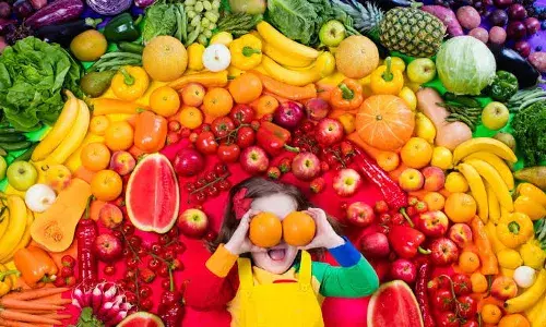 सर्दियों में बढ़ता है मौसमी बीमारियों का खतरा, हेल्थ के लिए इन फ्रूट कॉम्बिनेशन को खाएं