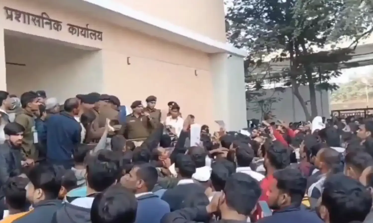 BPSC पेपर लीक का आरोप लगाते हुए अभ्यर्थी कर रहे थे प्रदर्शन, डीएम ने जड़ दिया थप्पड़