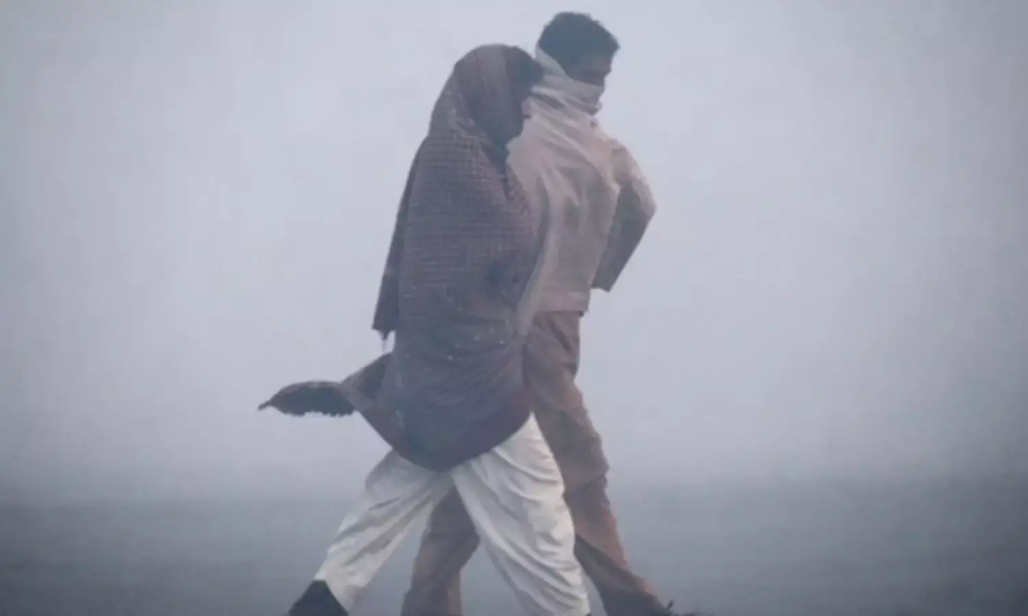 इस वीकेंड घर से बाहर निकलना होगा भारी, MP, यूपी - बिहार से लेकर दिल्ली तक ठंड का कहर का जारी