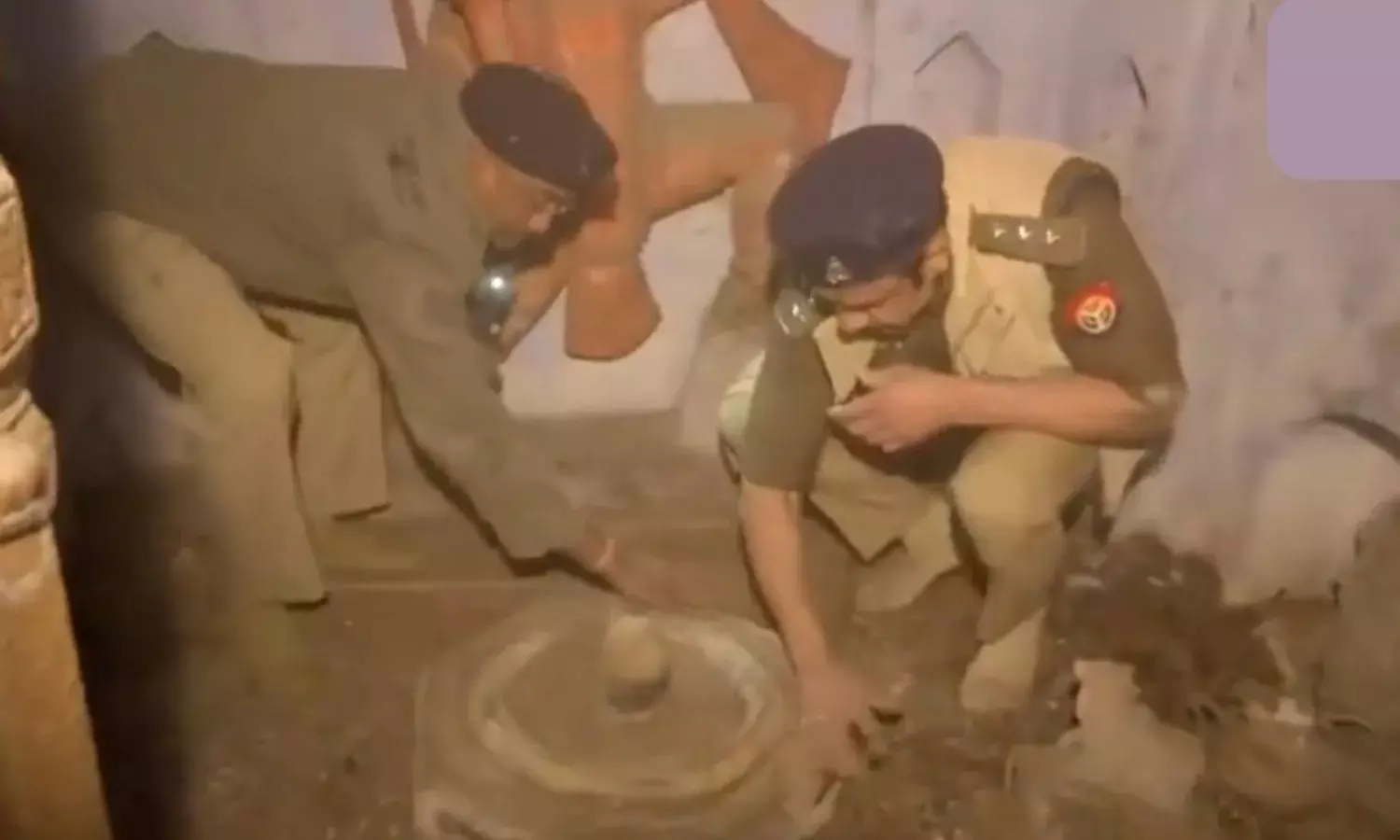 तलाशी के दौरान संभल में मिला 46 साल पुराना शिव मंदिर