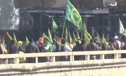 आंसू गैस और पानी की बौछार से हालात बिगड़े, कई किसान घायल…