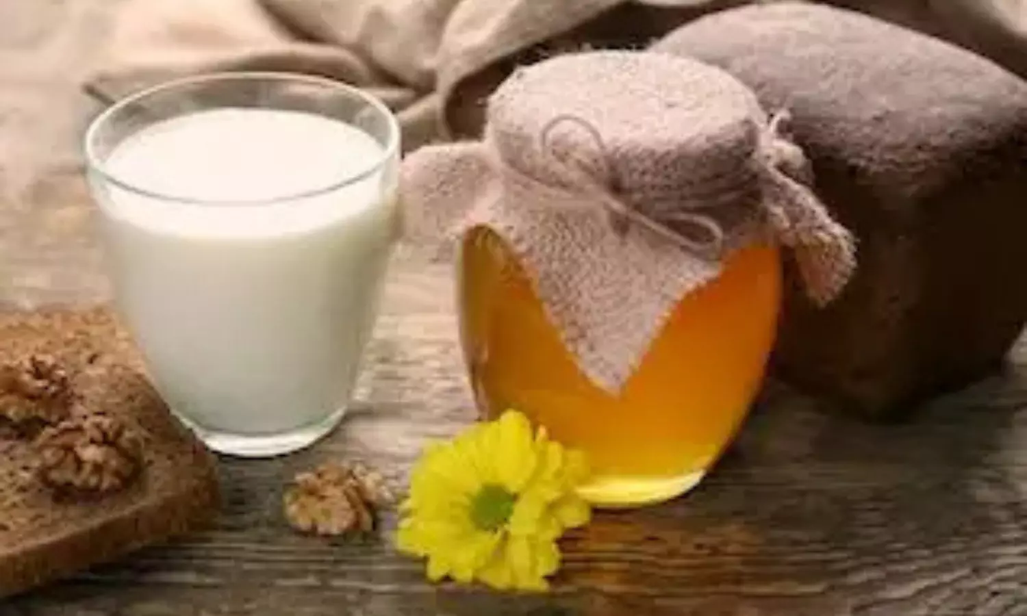 दूध में इसे मिलाकर पीने से घटेगा वजन, त्वचा भी रहेगी ग्लोइंग, जानें और फ़ायदे