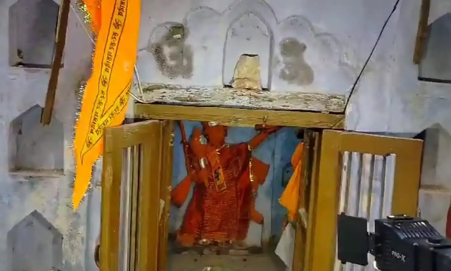 संभल के हनुमान मंदिर में हुई आरती, रातोंरात पुलिस - प्रशासन ने हटाया अवैध कब्जा