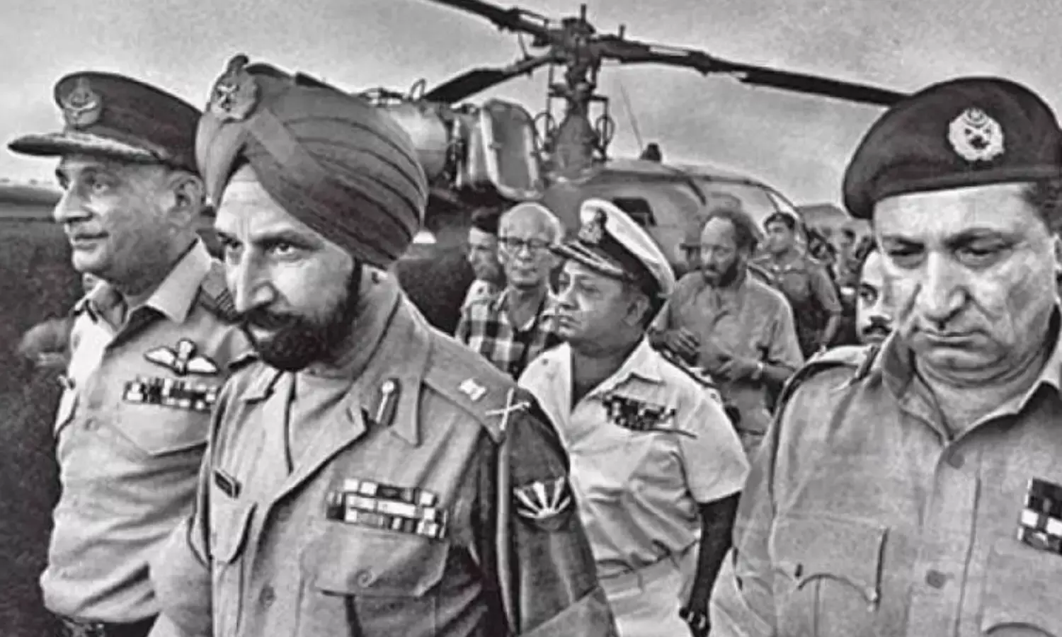 पाक के लेफ्टिनेंट जनरल एएके नियाज़ी ने IAF सैन्य अधिकारी को देख कहा था - इनकी वजह से किया आत्मसमर्पण