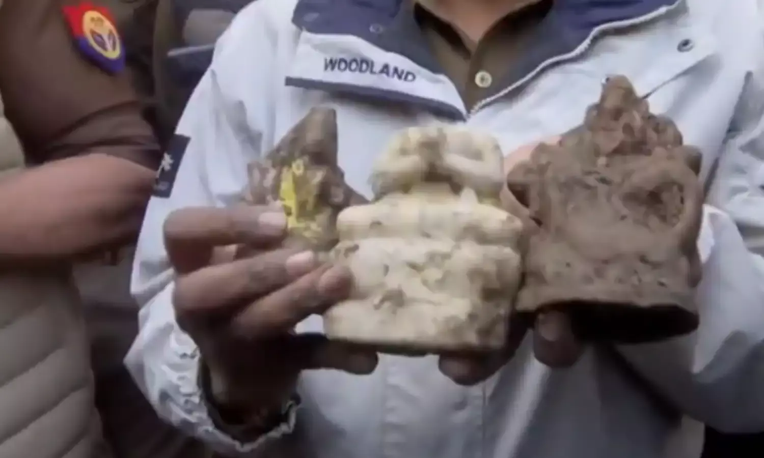 मंदिर के पास मिले कुएं की खुदाई के दौरान निकली खंडित मूर्ति