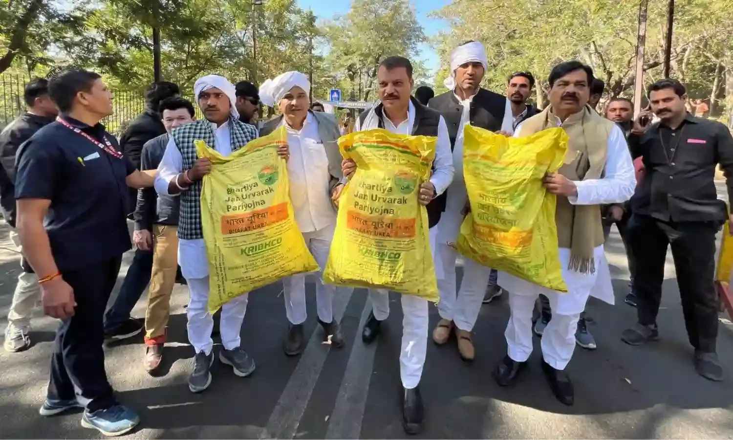 विधायकों ने ली शपथ, खाद की बोरी लेकर कांग्रेस उतरी सड़कों पर