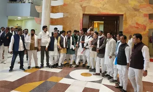 सदन की कार्यवाही मंगलवार तक स्थगित, खाद के मुद्दे पर कांग्रेस ने किया वॉक आउट, पहले दिन बस दो सवाल