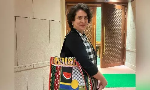 फिलिस्तीन लिखा बैग लेकर संसद पहुंची प्रियंका, बीजेपी ने उठाए सवाल…