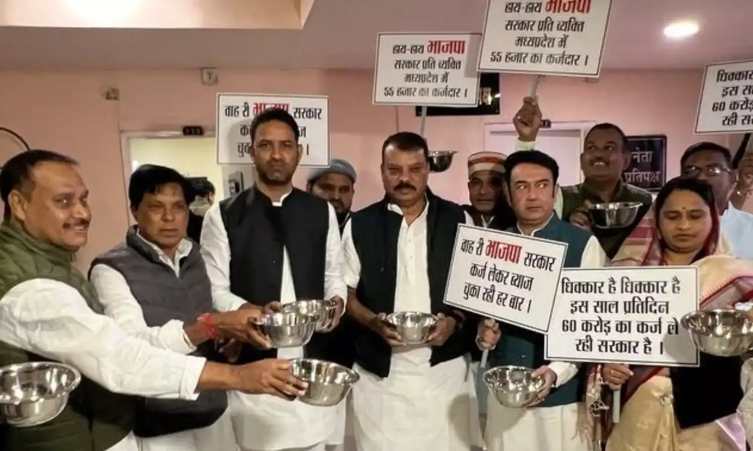 कटोरा लेकर विधानसभा पहुंचे नेता प्रतिपक्ष उमंग सिंघार, कहा - भाजपा ने कर्ज के बोझ तले दबा दिया