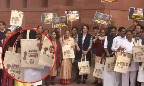 फिलिस्तीन के बाद अब बांग्लादेशी हिंदुओं के समर्थन वाला बैग लेकर संसद पहुंची प्रियंका गांधी