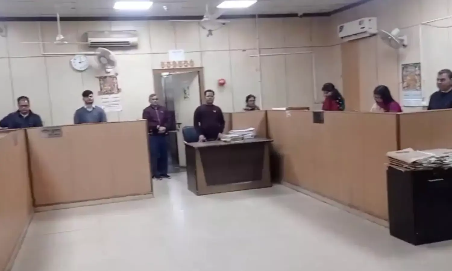 फाइल पास कराने के लिए भटक रहे थे बुजुर्ग दंपति, CEO ने ऑफिस के सभी कर्मचारियों को सुना दी यह सजा