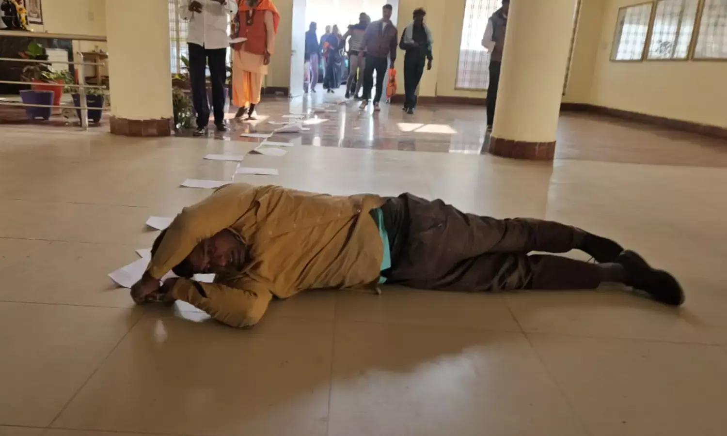 कलेक्टर कार्यालय में अर्जियों की कॉपी लेकर जमीन पर लौटते हुए पहुंचा प्रार्थी, लगाया भ्रष्टाचार का आरोप