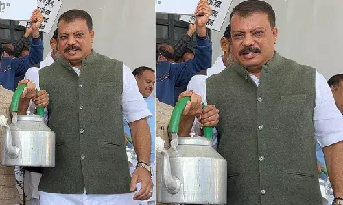 चाय की केतली लेकर पहुंचे विपक्ष के नेता उमंग सिंघार, कहा - युवा चाय बेचेंगे