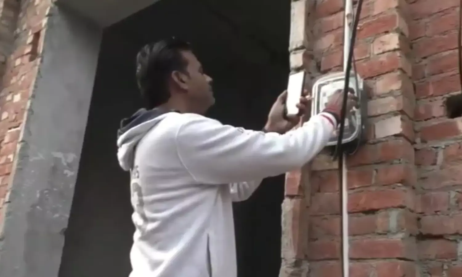 सपा सांसद जिया उर रहमान बर्क के खिलाफ बिजली चोरी की FIR दर्ज, सुबह बिजली विभाग की टीम ने मारा था छापा