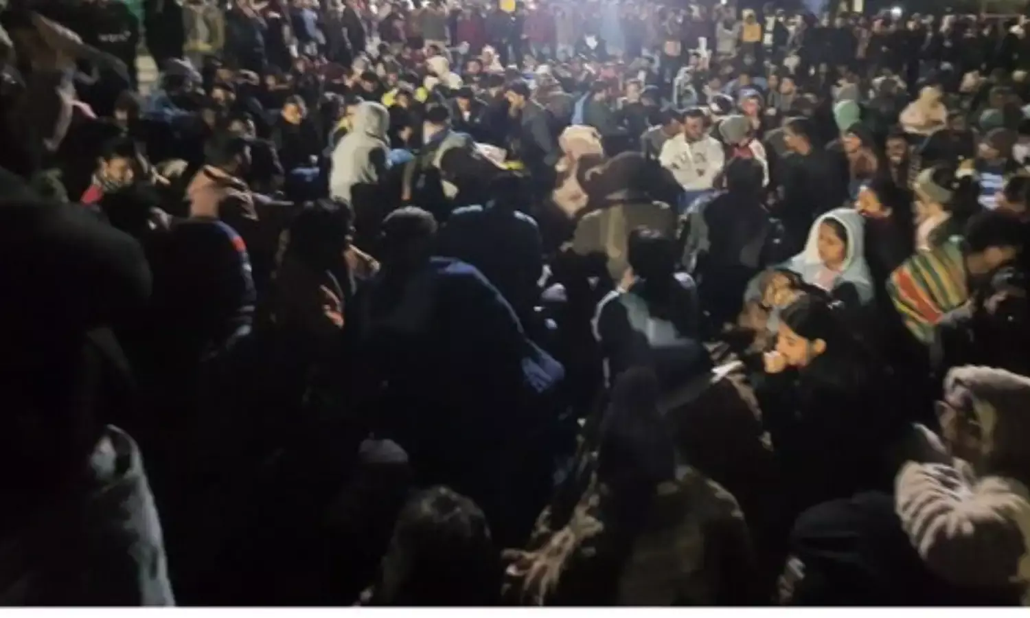 इंदौर में लोक सेवा आयोग दफ्तर के बाहर रात भर ठंड में डटे रहे अभ्यर्थी, आज महाआंदोलन