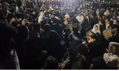 इंदौर में लोक सेवा आयोग दफ्तर के बाहर रात भर ठंड में डटे रहे अभ्यर्थी, आज महाआंदोलन