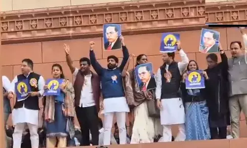 INDI एलायंस के सांसदों का संसद भवन की दीवार पर चढ़कर विरोध प्रदर्शन, BJP बोली-बाबा साहब के नाम पर राजनीति