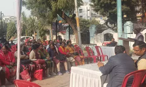 नियमित वेतन की मांग को लेकर तदर्थ शिक्षकों ने शुरू किया याचना धरना…