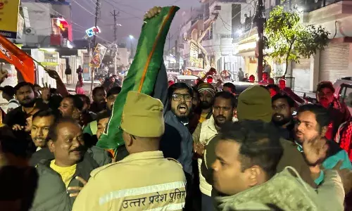 निषेधाज्ञा तोड़ भाजयुमो का ’राजीव भवन’ पर धावा, झंडे-डंडे से लैस युवा मोर्चा और कांग्रेसी आए आमने-सामने, जमकर तकरार…