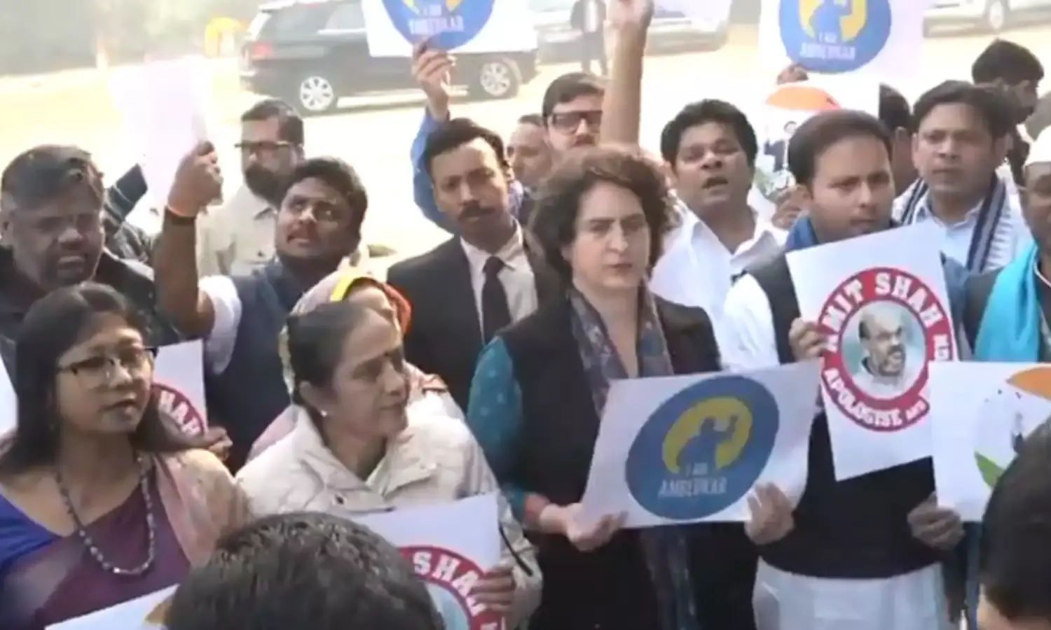 अंबेडकर विवाद पर विपक्ष का प्रदर्शन जारी, कांग्रेस MP निकाल रहे मार्च, भाजपा ने भी कसी कमर अंबेडकर विवाद पर विपक्ष का प्रदर्शन जारी, कांग्रेस MP निकाल रहे मार्च, भाजपा ने भी कसी कमर