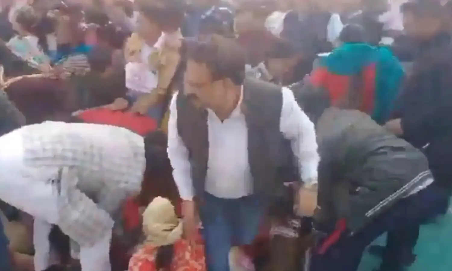 मेरठ में पंडित प्रदीप मिश्रा की कथा में भगदड़, महिलाओं और बुजुर्गों के दबने की खबर