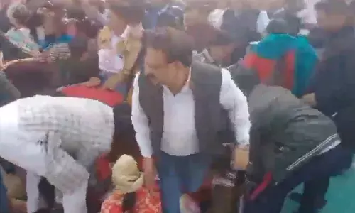 मेरठ में पंडित प्रदीप मिश्रा की कथा में भगदड़, महिलाओं और बुजुर्गों के दबने की खबर