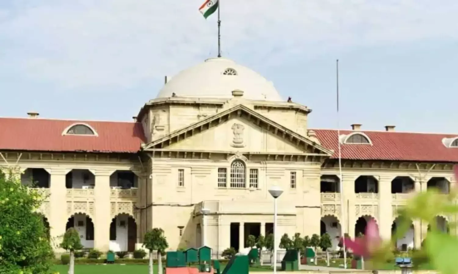 हाईकोर्ट ने विशेष सचिव को सुनाई सजा, टीचर की 10 महीने की सैलरी रोकने पर लगाई फटकार