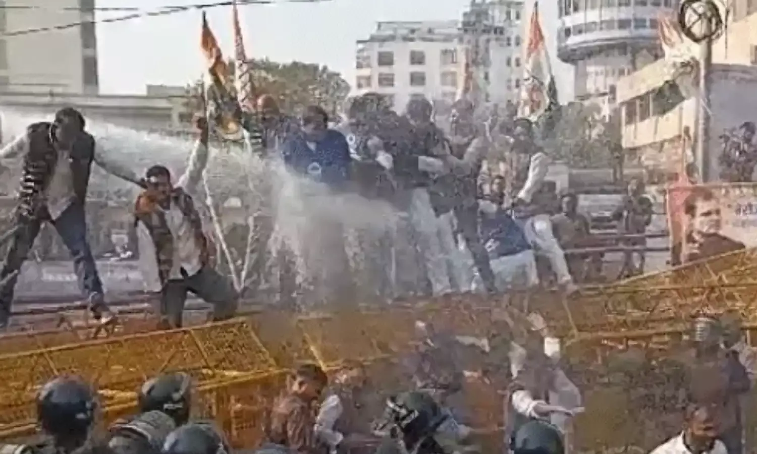 सीएम आवास की ओर बढ़े, पुलिस ने लाठीचार्ज और वाटर कैनन से रोका…