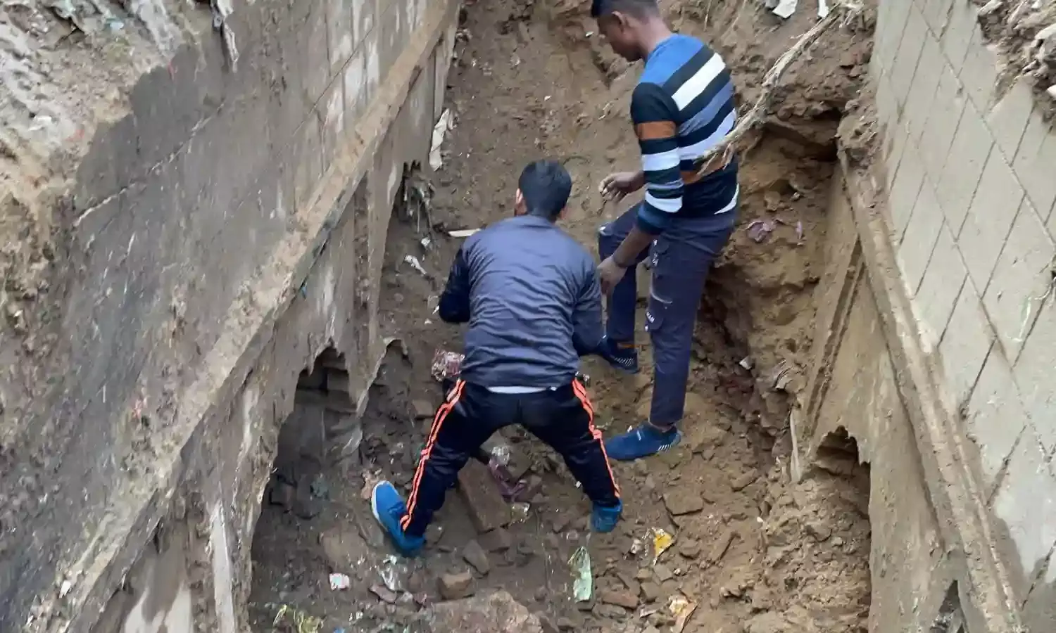 खुदाई के दूसरे दिन मिली चन्दौसी में प्राचीन बावड़ी, सुरंग के साथ प्राचीन तहखाने होने का भी अनुमान